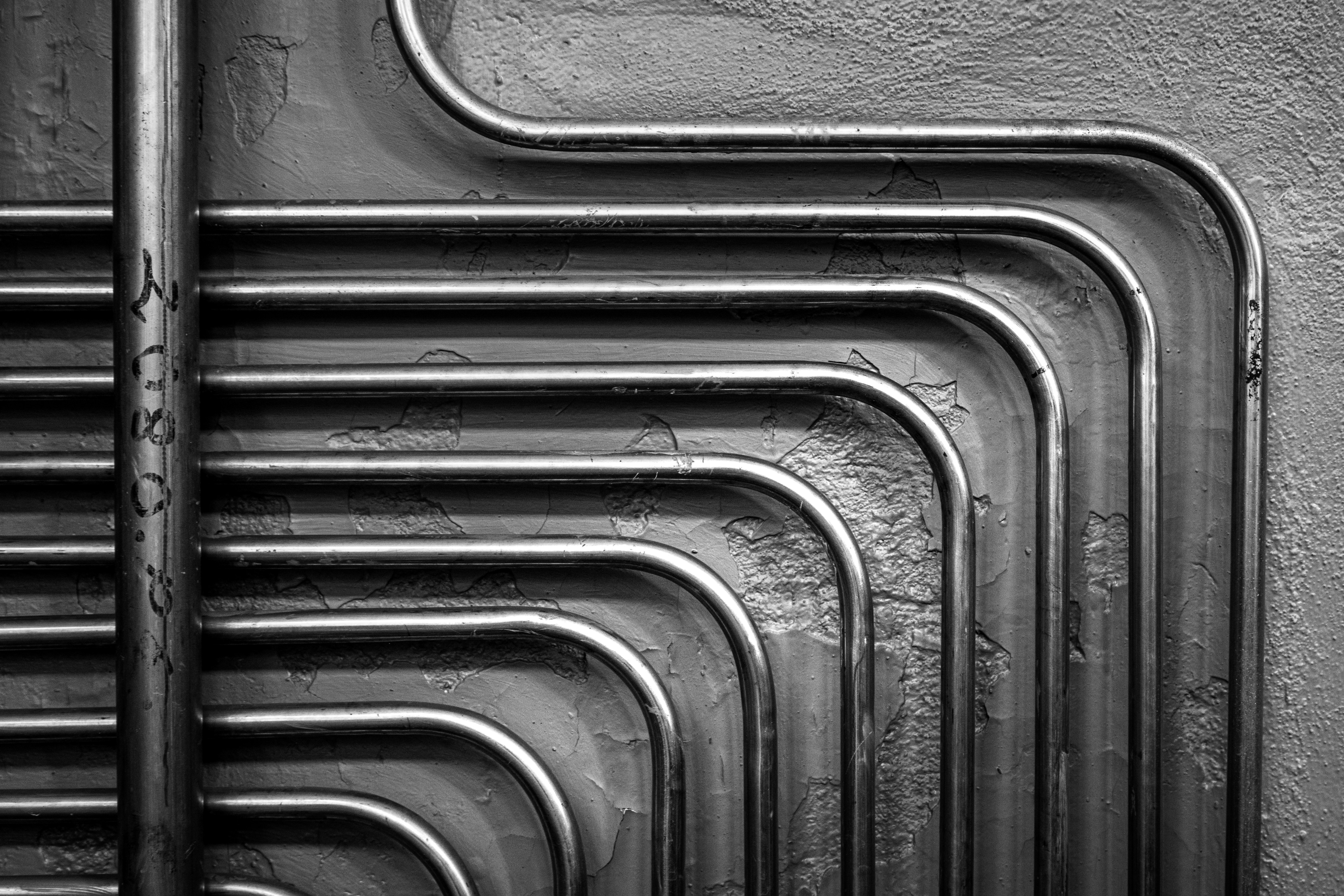 A black and white photo of a bunch of pipes